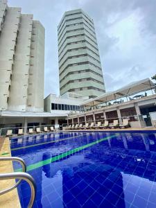 uma grande piscina com dois edifícios altos ao fundo em Hotel Dorado Plaza Bocagrande em Cartagena de Indias