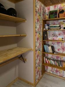 een inloopkast met houten planken en boeken bij Maison avec piscine in Saint-Pierre-de-Boeuf