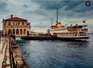 um grande barco está ancorado num cais em Güzel daire em Istambul