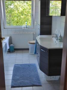 Ένα μπάνιο στο Gästewohnung von J&O am Fluss.