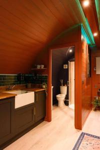 La salle de bains est pourvue d'un lavabo et de toilettes. dans l'établissement Glen Getaway - (Luxury Pod), à Stranraer