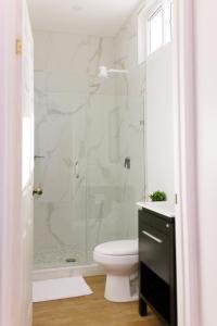 a bathroom with a shower and a toilet and a sink at Casa Valencia 2 in Santa Elena