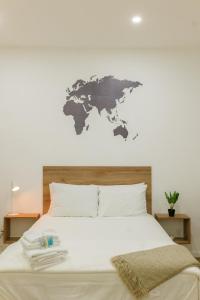 una cama con un mapa mundial en la pared en Casa Valencia 2, en Santa Elena