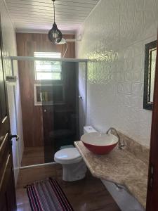 ein Badezimmer mit Waschbecken und Toilette in der Unterkunft casa indisponivel in Caraguatatuba + 8 Fotos