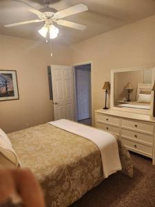 Llit o llits en una habitació de Perfect Condo, 31 MM, HOA Pool, Fishing