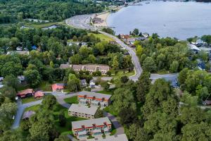 una vista aerea di una città con spiaggia e acqua di Upstate NY Lake House a Lake George