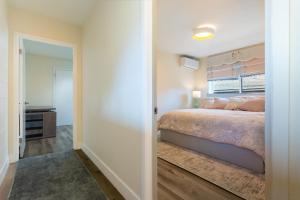 Un pat sau paturi într-o cameră la Downtown Mill Valley Modern Cozy Upstairs Apartment in Best San Francisco Bay Area