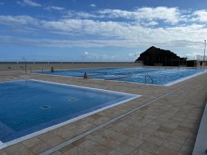 a large swimming pool next to the beach at Precioso y Luminoso Piso in Garachico