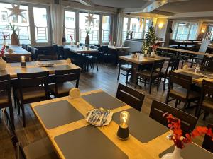 an empty restaurant with wooden tables and chairs at Zum Schwan in Baumberg