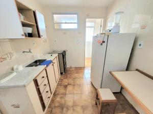 Η κουζίνα ή μικρή κουζίνα στο ÓTIMO apartamento perto de tudo