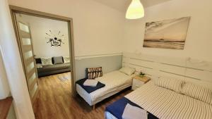 mały pokój z łóżkiem i lustrem w obiekcie Silva Całoroczny Apartament na Wyspie Sobieszewskiej w Gdańsku