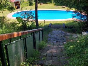 un chemin en pierre menant à une piscine dans l'établissement Complejo Alto La Invernada, à Las Trancas