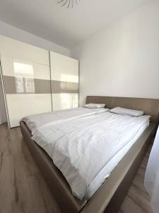 duże białe łóżko w białej sypialni w obiekcie Bohemian Apartments near the Center w Pradze