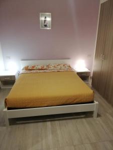 łóżko w pokoju z 2 stolikami nocnymi i 2 lampami w obiekcie B&B RIPALTA w mieście Sogliano al Rubicone
