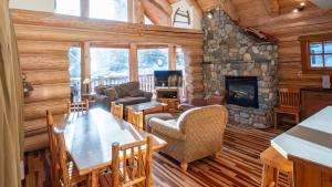 TV a/nebo společenská místnost v ubytování Snow Creek Cabins by Fernie Lodging Co