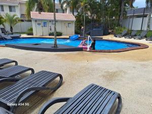 uma criança a brincar numa piscina com um parque infantil em Isle of Palms 31 em Gold Coast