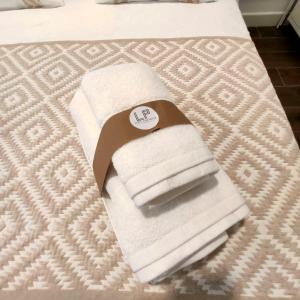 a pile of towels sitting on a bed at Loft Premium Córdoba in Córdoba +26 photos