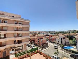 - une vue sur la ville depuis un bâtiment dans l'établissement Apartamento Manilva con terraza y piscina, à Manilva