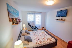 une chambre avec un lit et une télévision sur un mur dans l'établissement Villa Matanov dvorac, à Tisno