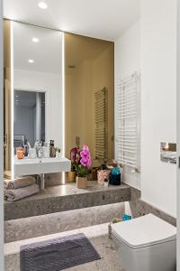 Ένα μπάνιο στο Aviation Tower Luxury Apartments