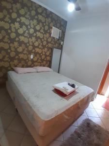 1 dormitorio con 1 cama con cabecero en Apartamento Próximo ao Ribeirao Shopping, en Ribeirão Preto