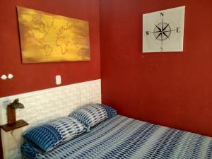 um quarto com uma cama e uma fotografia na parede em Odoya Guest House em Salvador