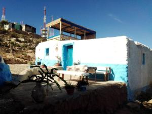 ein blau-weißes Haus mit einem Tisch davor in der Unterkunft Casa de campo in Al Hoceïma