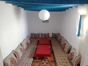 een kamer met banken en een tafel in het midden bij Casa de campo in Al Hoceïma
