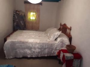アル・ホセイマにあるCasa de campoの小さなベッドルーム(白いシーツ付きのベッド1台付)