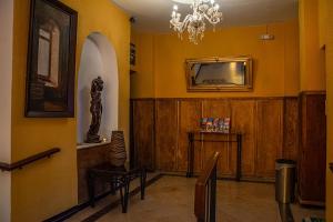 Habitación con paredes amarillas, espejo y mesa. en Hotel Casablanca en Durango