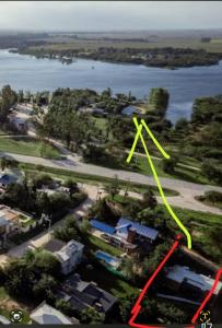 an aerial view of a house with a yellow arrow at Casa Frente Dique Piedras Moras in Almafuerte