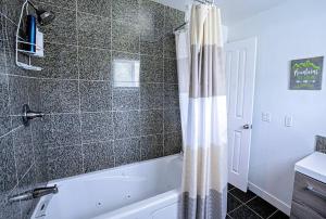 Koupelna v ubytování Cozy retreat close to Silver Mountain + 13 fotografií