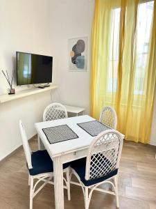 stół jadalny z krzesłami i telewizor w obiekcie Fanciulla D'Anzio Home w Anzio