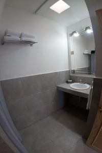 een badkamer met een wastafel en een spiegel bij Hotel Casablanca in Durango