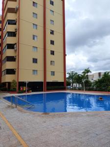 a building with a swimming pool in front of a building at Cobertura Parque das Aguas in Caldas Novas