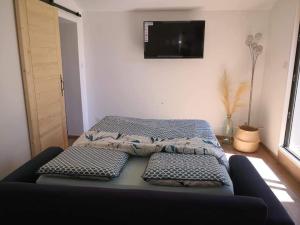 two beds in a room with a tv on the wall at cottage du Fort Ambleteuse in Ambleteuse