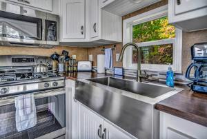 Η κουζίνα ή μικρή κουζίνα στο Paradise Point sleeps 4 Hot Tub