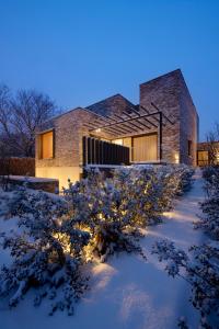 een huis in de sneeuw 's nachts bij Nuit Blanche in Oud-Heverlee