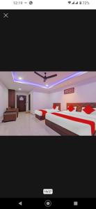 ein Hotelzimmer mit 2 Betten und einem TV in der Unterkunft Hotel SS PALACE in Lucknow