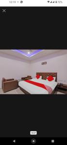 ein Bild eines Schlafzimmers mit einem Bett mit roten Kissen in der Unterkunft Hotel SS PALACE in Lucknow