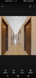 uitzicht op een hal met 2 deuren en een kamer bij Hotel SS PALACE in Lucknow