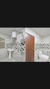 ein weißes Bad mit einem Waschbecken und einem WC in der Unterkunft Hotel SS PALACE in Lucknow