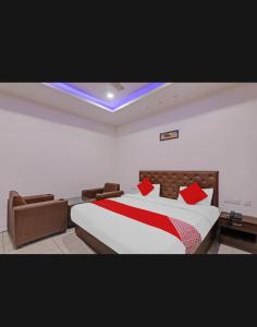 ein Schlafzimmer mit einem großen Bett mit roten Kissen in der Unterkunft Hotel SS PALACE in Lucknow