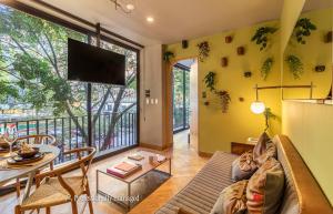 un soggiorno con divano e tavolo di Casa Londres by Kukun a Città del Messico