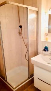 eine Dusche mit Glastür im Bad in der Unterkunft Haus Ankerlicht 1.OG Wohnung 66 in Westerland