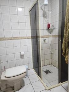 bagno con doccia e servizi igienici di Duplex Costa Brava a Florianópolis