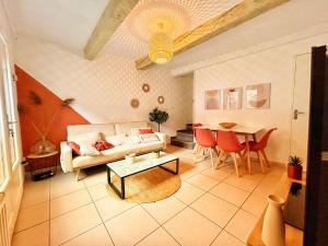 una sala de estar con un sofá y una mesa en Terracotta Tranquility, en Arles