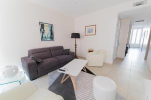 - un salon avec un canapé et une table dans l'établissement Alceste 2-bedroom Apartment Prime Location Near Beach and Palais, à Cannes