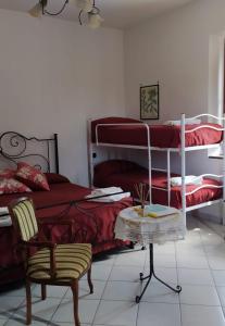 1 Schlafzimmer mit 2 Etagenbetten und einem Tisch in der Unterkunft Anna dei Sapori in Castelnuovo Cilento