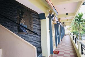 un pasillo de una casa con una pintura en la pared en Collection O V K Lodge en Mandikal